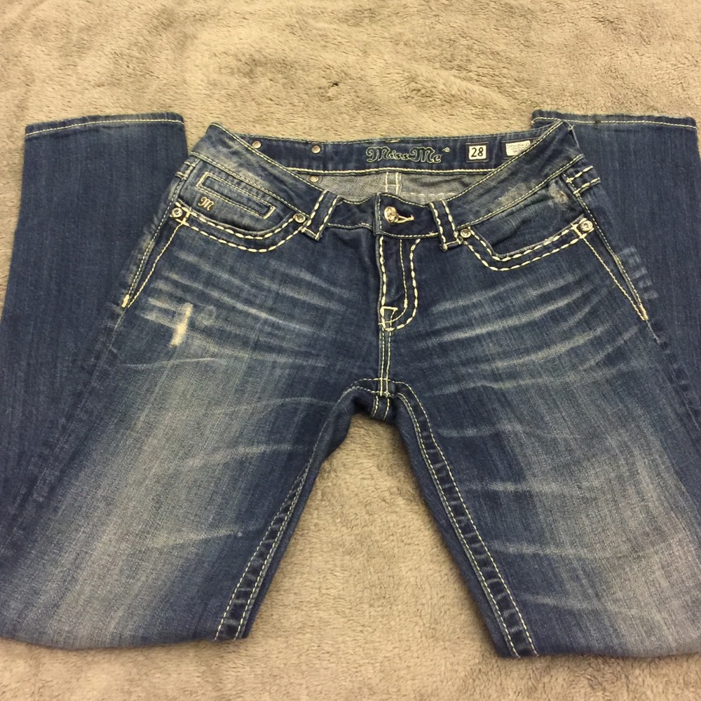 Miss Me skinny jeans. Contrast stitching.